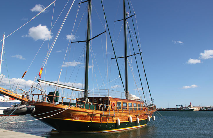 Goleta Karya barcelona eventos náuticos by charterinad.com