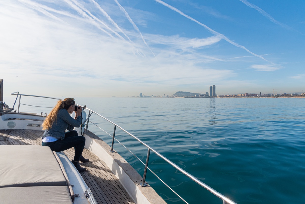 photograper makes pictures in barcelone in the sea